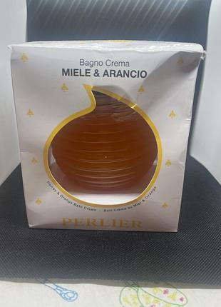 Perlier honey & orange bath cream (крем для ванни «мед і апельсин»), який продається у формі банки, що нагадує бджолиний вулик.