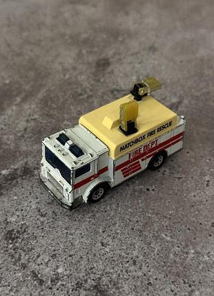 Колекційна вінтажна пожежна машинка matchbox fire rescue 1991 року масштаб 1:84