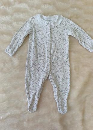 Чоловічок на дівчинку з гарним комірцем