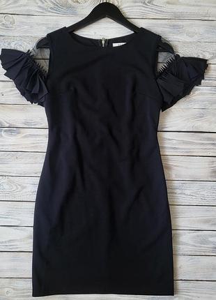 Элегантное черное платье с эффектными воланами рукавами