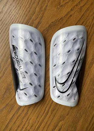 Футбольні щитки nike mercurial lite
