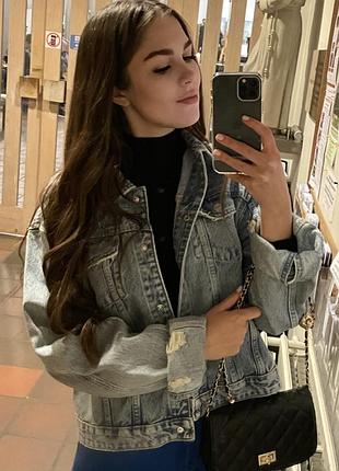 Джинсова куртка zara розмір s-m, oversize. ідеальний стан, без дефектів і слідів носіння. щільний якісний денім, стильний світло-блакитний колір.