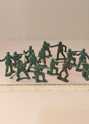 Лот фигурок солдатиков, много штук, пластик