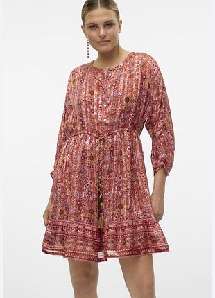 Ця коротка сукня у стилі бохо з принтом пейслі та квітковими мотивами