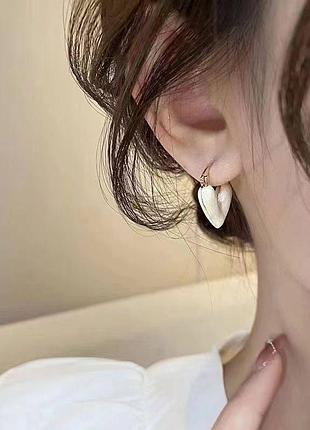 Серьги сердечки перламутровые золотистые крупные глянцевые кози стайл 27×20 мм (ear92)