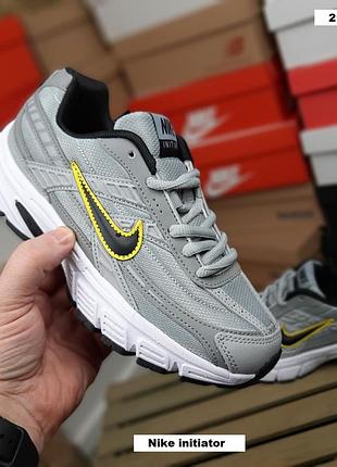 Nike initiator сірі з чорним комбіновані матеріали топ