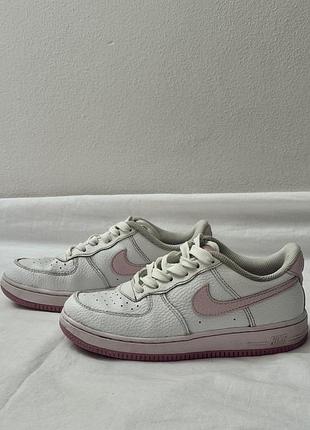 Дитячі nike air force 1 low у білому кольорі з рожевими елементами