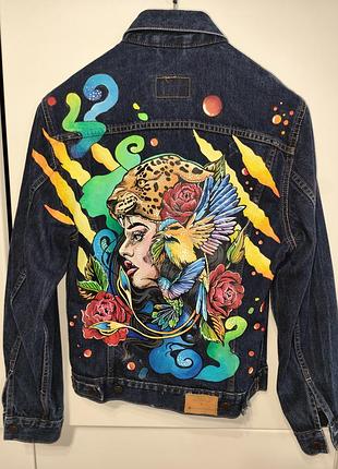 Джинсовая куртка levi's украшена уникальной росписью ручной работы с яркими мотивами.