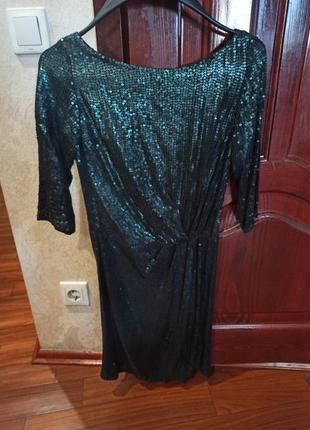 Изумрудное платье в паетках