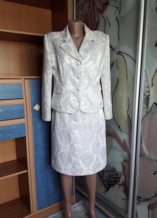 Нарядный костюм с золотистым принтом, 48-50-52?
