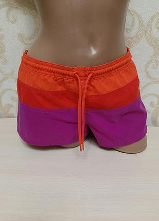 Яркие короткие пляжные шорты adidas
