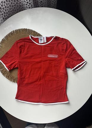 Яскрава футболка adidas
