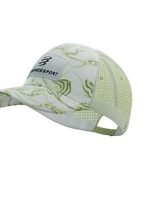 Кепка-тракер compressport trucker 6p cap 2025, зеленый камуфляж, дышащая с сеточкой и изогнутым козырьком