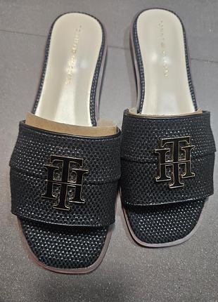 Чорні слайдери для жінок від tommy hilfiger