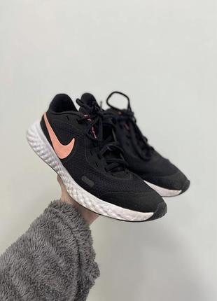 Бігові кросівки nike revolution