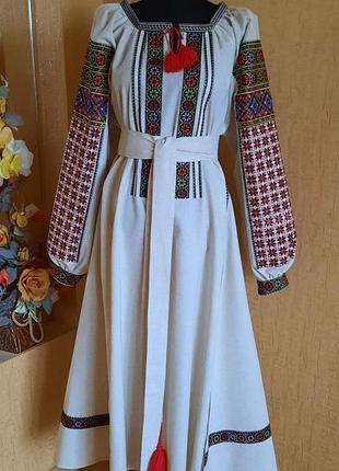 Женское вышитое платье