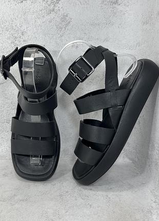 Сандалі босоніжки жіночі чорні marks & spencer