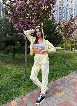 Костюм жіночий