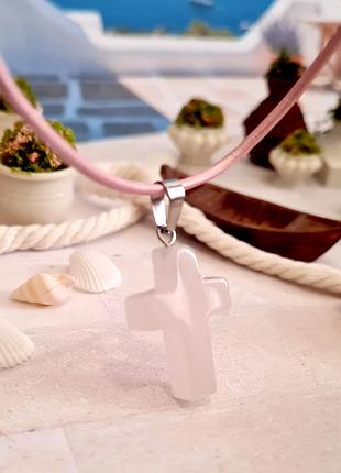 🔺🌸💗 кулон крестик на кожаном розовом шнурке натуральный камень розовый кварц