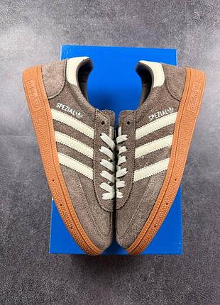Стильные кроссовки adidas spezial light brown