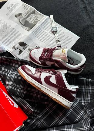 Жіночі nike dunk в червоному кольорі