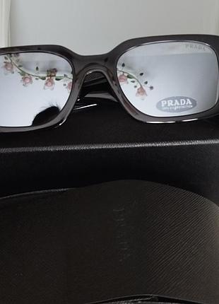 Солнцезащитные очки prada