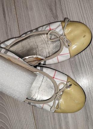 Балетки в стілі burberry italia из фирменной ткани в клетку с бежевыми лакированными мысками.
