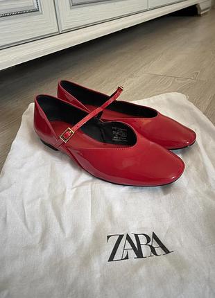 Балетки zara червоні лакові «мері джейн»