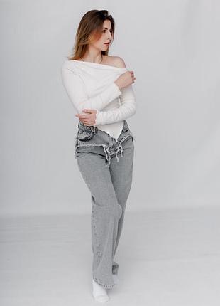 Стильні сірі джинси wide leg на фотос лише 1 раз на фотосесію. дуже гарно сідають по фігурі, трендова посадка та фасон. без дефектів
