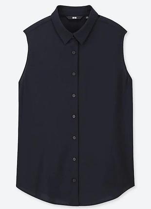 Темно-синяя блузка без рукавов от uniqlo.