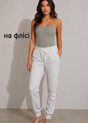Спортивные штаны на флисе с лампасами