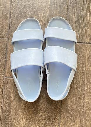 Шкіряні босоніжки clarks pure strap оригінал (ніжно-блакитні)