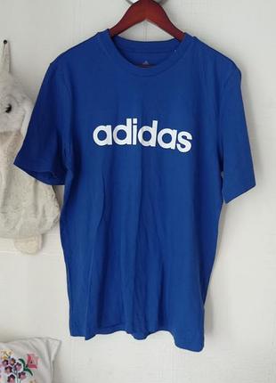 Стильна яскраво-синя футболка adidas.