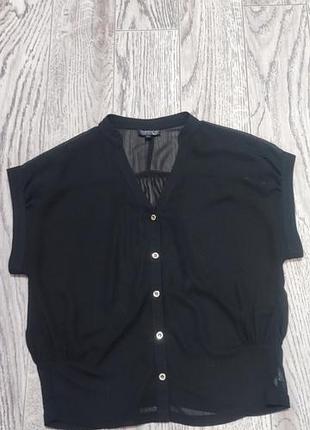 Стильная черная блуза от topshop 🖤
легкая и приятная к телу ткань, свободный крой, который красиво садится по фигуре. модель с коротким рукавом