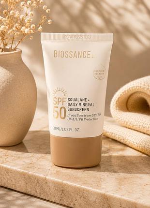 Мінеральний сонцезахисний крем для обличчя biossance squalane + daily mineral sunscreen sfp 50