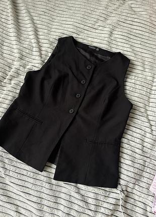 Чорна жилетка stradivarius