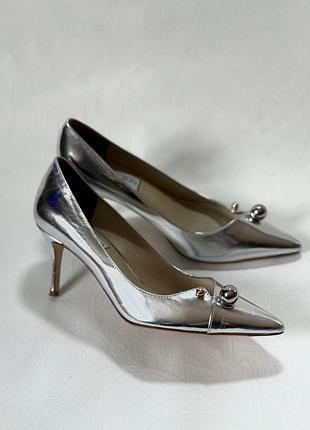 Срібні шкіряні туфлі jimmy choo з металевим декором