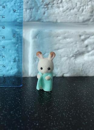 Фигурка малыша кролика из серии sylvanian families.
