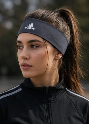 Пов'язка на голову adidas. двостороння пов'язка на голову adidas. спортивна пов'язка. пов'язка для спорта зроби пов'язку на голові людини дівчини.