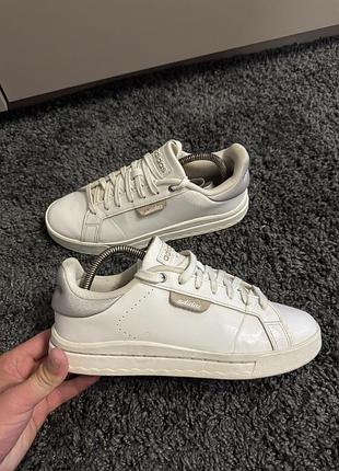 Оригінальні жіночі кросівки adidas