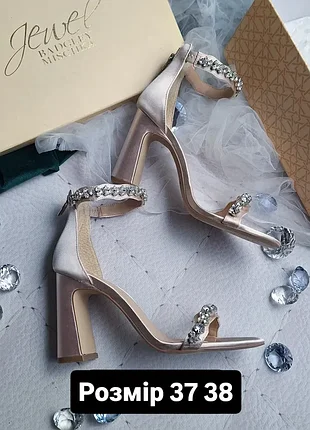 Badgley mischka оригінал пудрові сатинові босоніжки прикрашені камінням