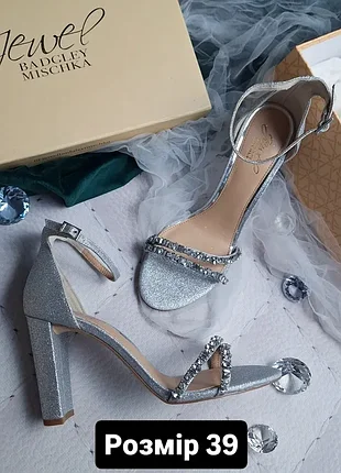 Badgley mischka оригінал сріблясті босоніжки на підборах з камінням та стразами