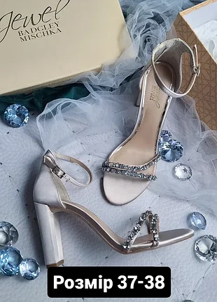 Badgley mischka оригінал пудрові сатинові босоніжки на підборах з камінням та стразами