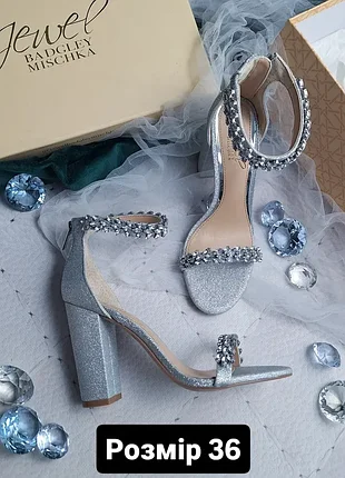 Badgley mischka оригінал сріблясті босоніжки з камінням