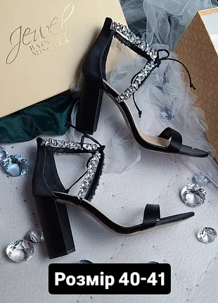 Badgley mischka оригінал чорні сатинові вечірні босоніжки з стразами на підборах