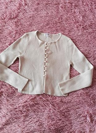 Кофточка в рубчик с красивыми пуговицами бренда missguided