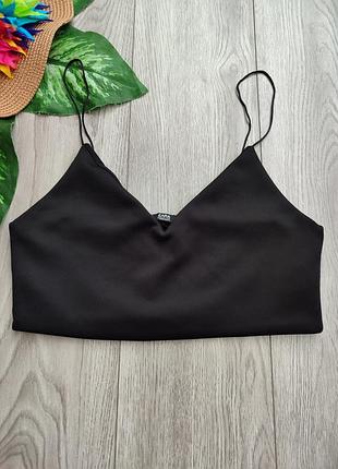 Чорний топ бренду zara має v-подібний виріз і тонкі бретелі