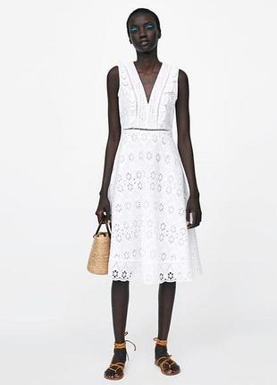 Белое платье с ажурной вышивкой (прошвы) от бренда zara