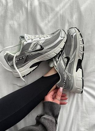 Nike initiator silver black