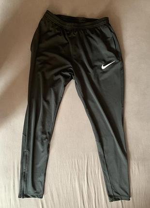 Ці спортивні штани є моделлю nike dri-fit, розробленою для тренувань завдяки матеріалу, що відводить вологу.